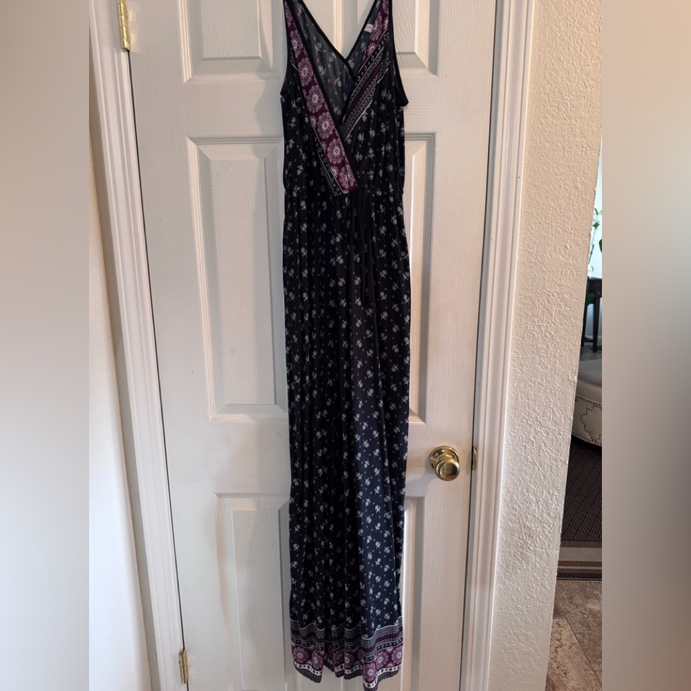 Xhilaration v-neck jumpsuit with pockets. Size M 
Black,maroon and white.